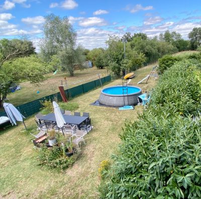 Jardin de 2000 m2 avec table à manger (repas, barbecue, verre...) 12 personnes et son extension et ses 15 fauteuils