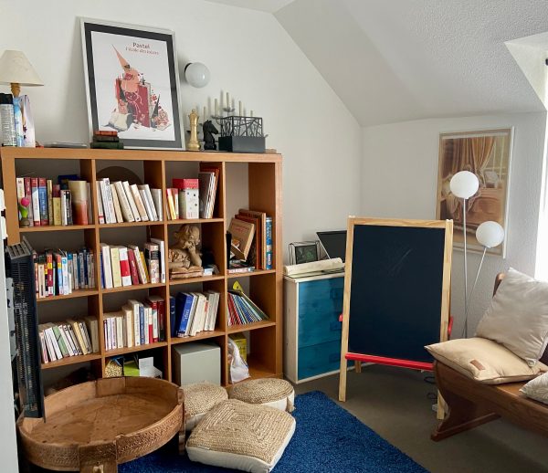 Bibliothèque avec livres et jeux